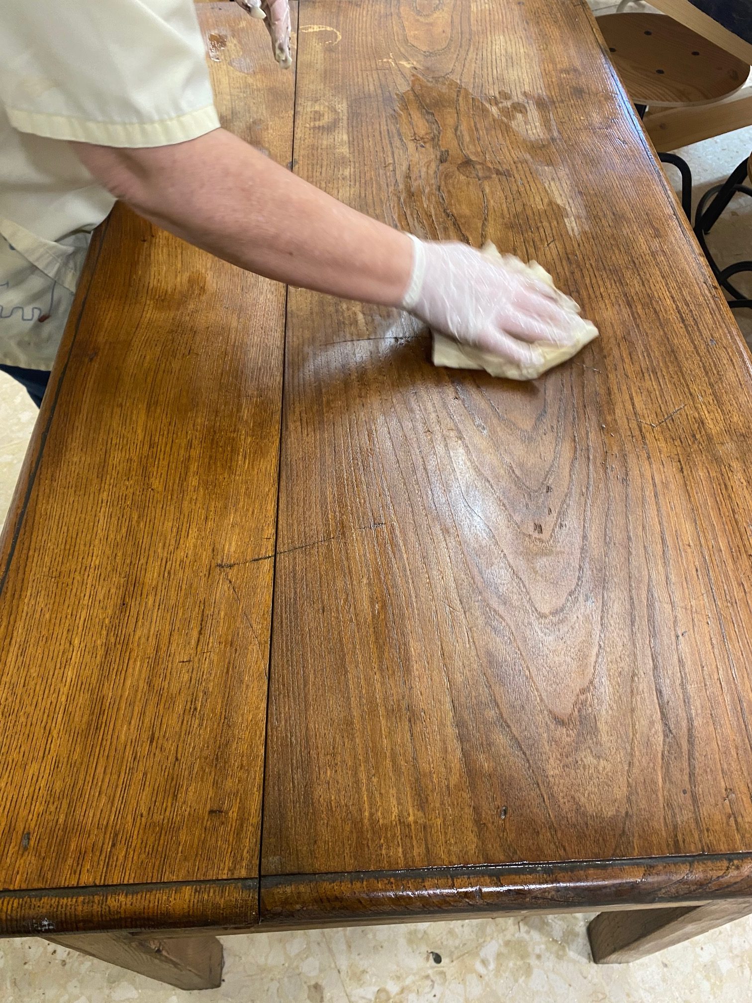 Restauración mesa madera en el taller de La Fermata