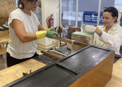 Dos Alumnas en el taller de restauración y tapicería