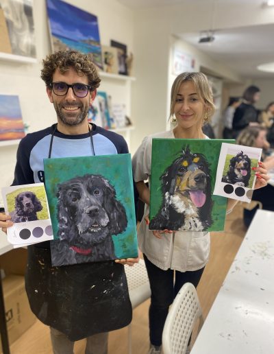 Foto Pareja con sus cuadros de perros en Art Night