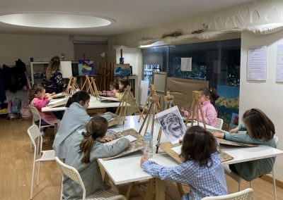 Niños en clase de dibujo y pintura