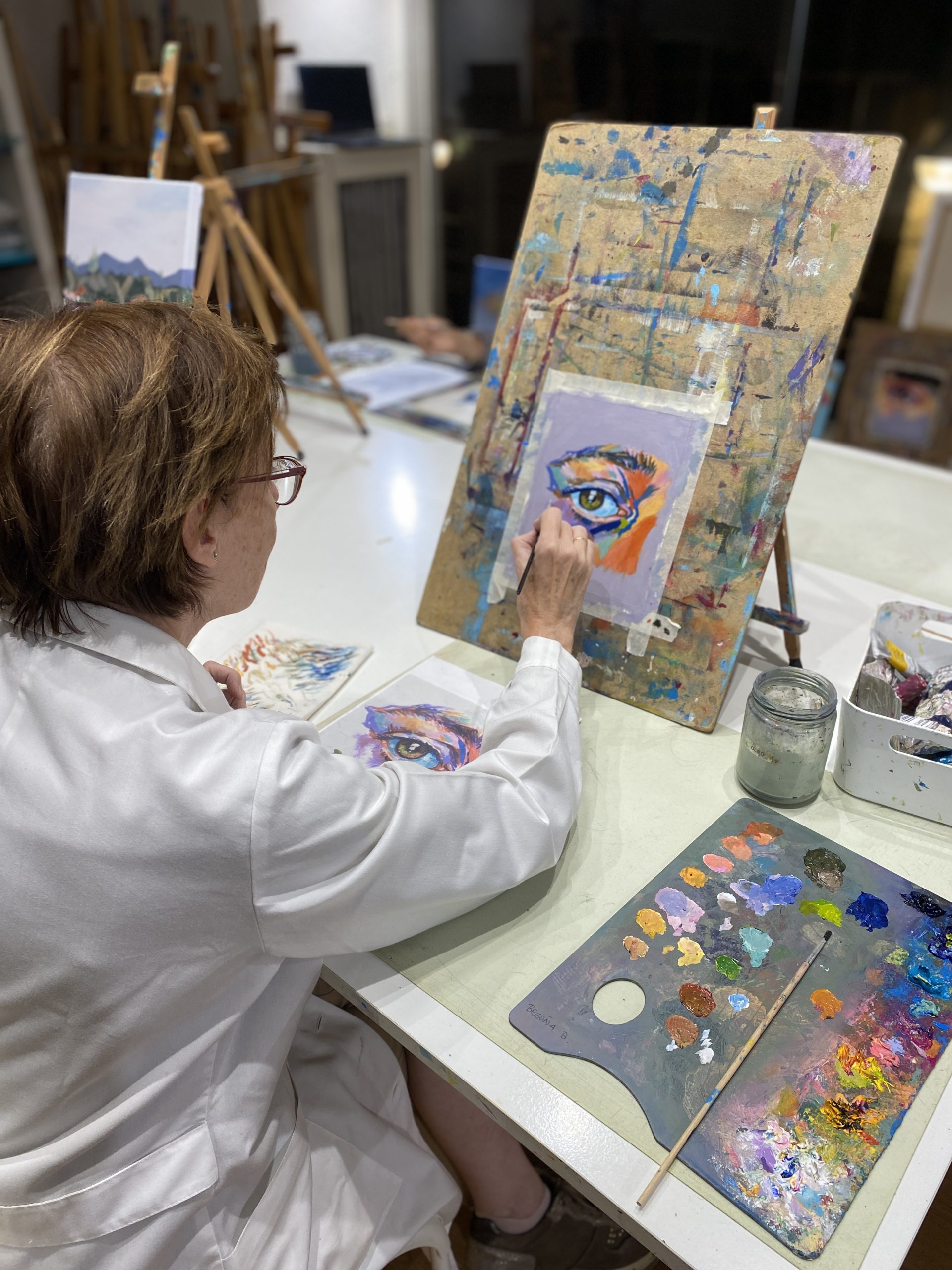 Mujer en clases de pintura en taller La Fermata