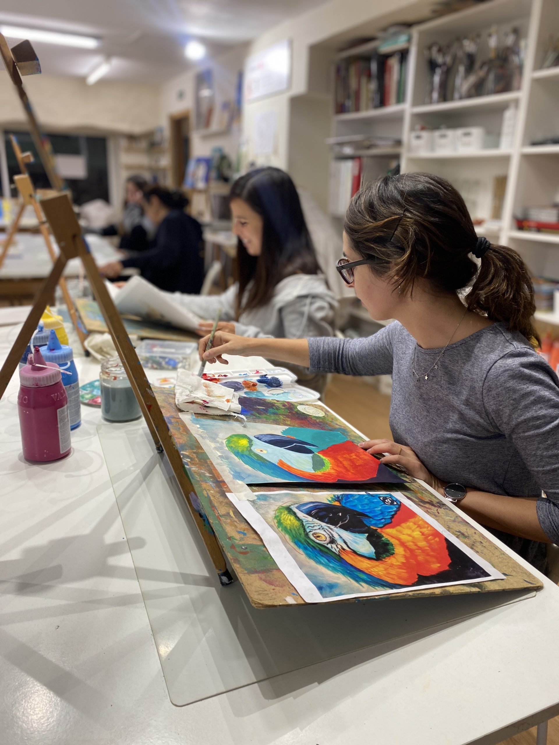 Chica pintando en clases de pintura en taller La Fermata