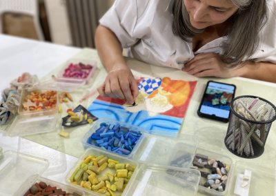 Mujer pintando con colores pastel