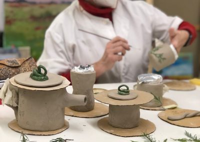 Mujer con sus piezas de cerámica en el taller con Nuria Pozas