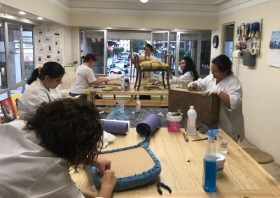 Alumnas en el taller de restauración de muebles y tapicería