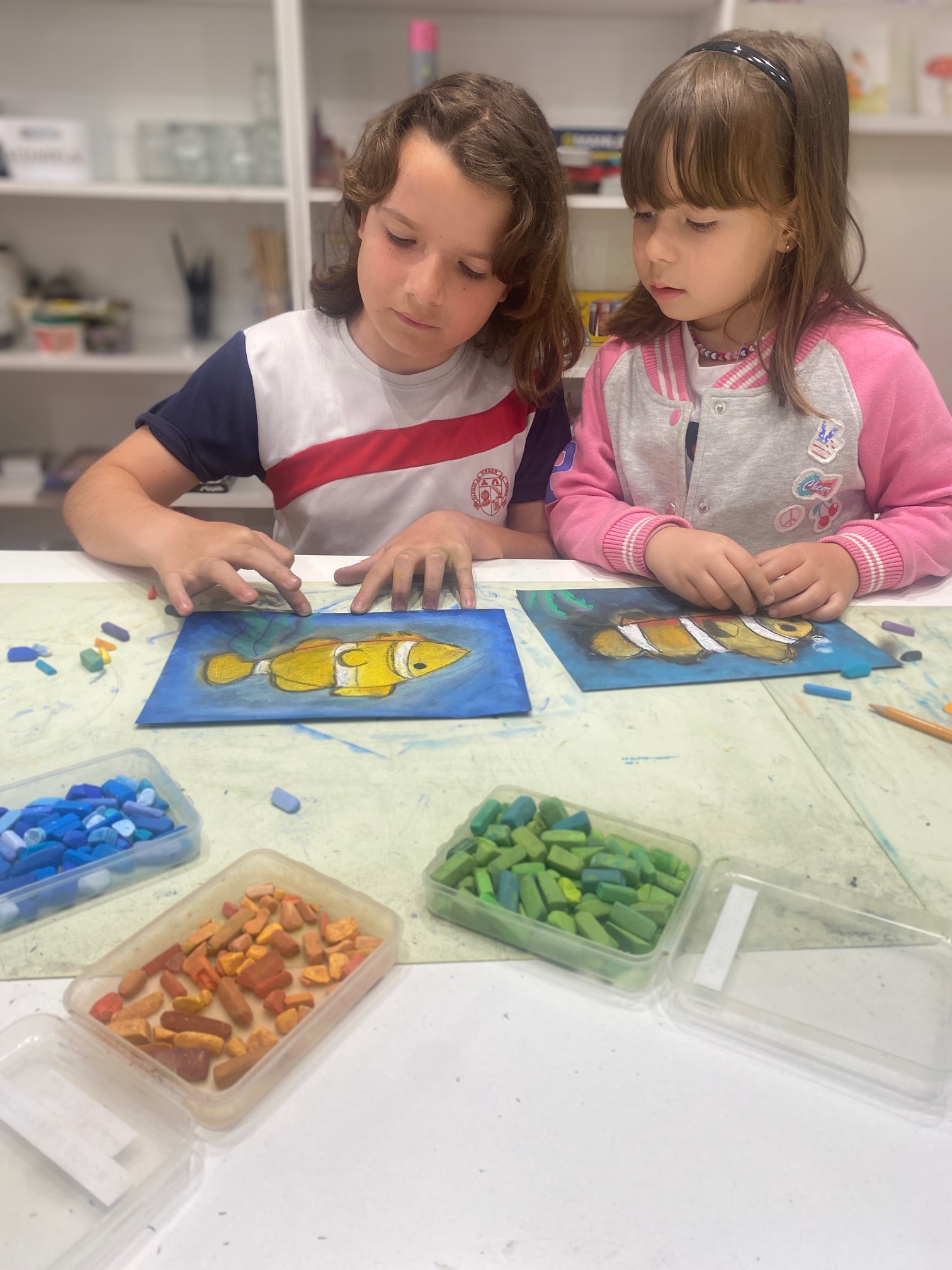 Dos niñas en la clase de pintura para niños